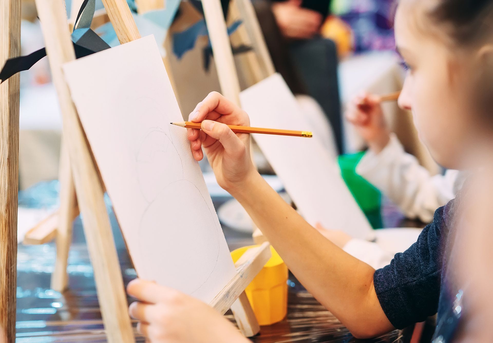 Un enfant qui dessine sur une toile