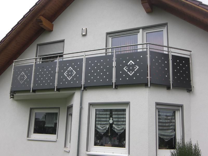 ein Balkon an der Seite eines weißen Hauses