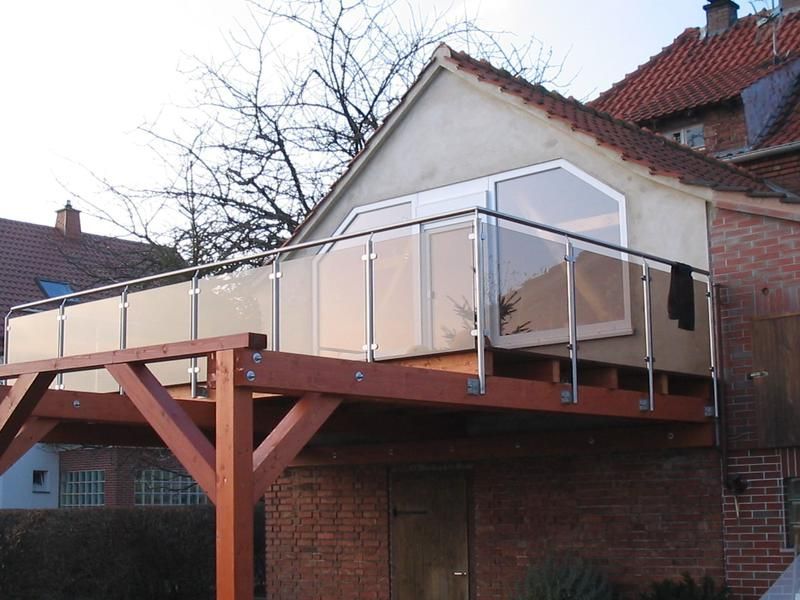 ein Haus mit einem Balkon darüber