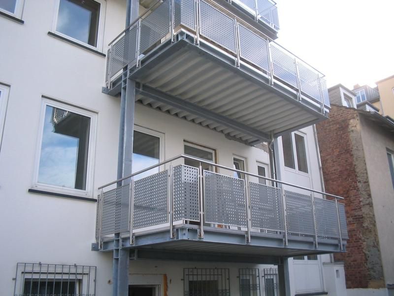 ein Balkon an der Seite eines weißen Gebäudes