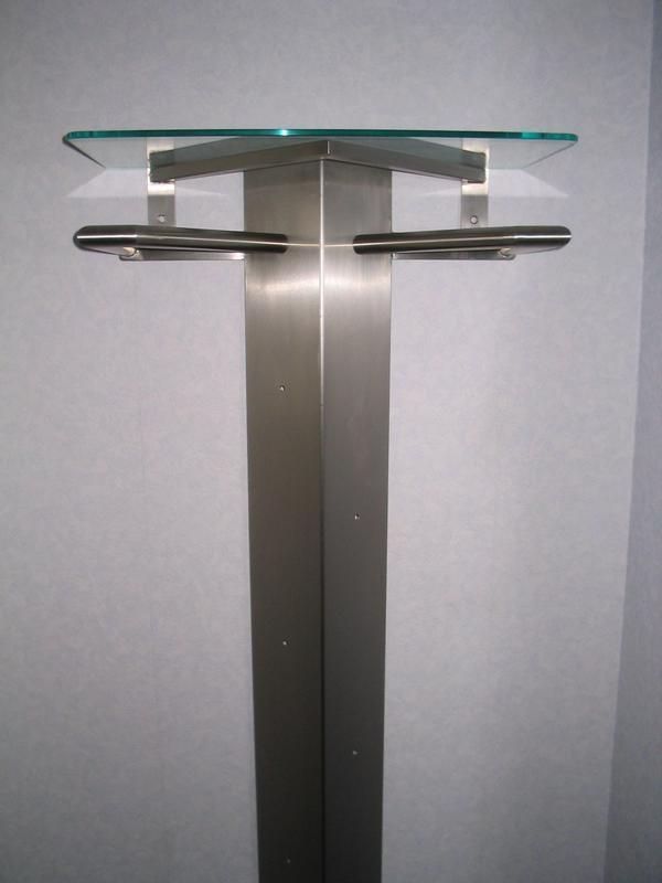 ein Edelstahlständer mit einer Glasplatte