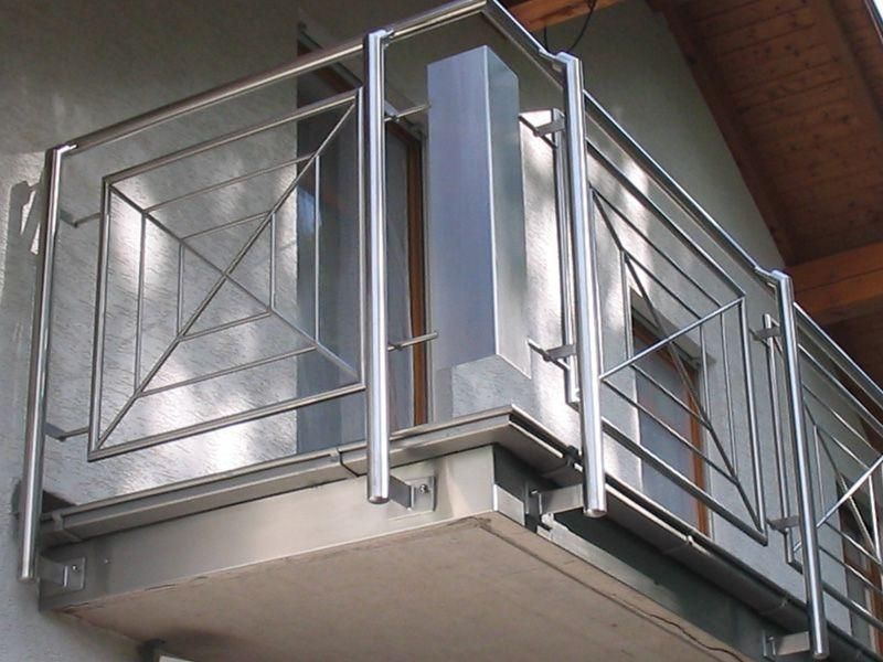 ein Balkon mit Edelstahlgeländer und Treppe