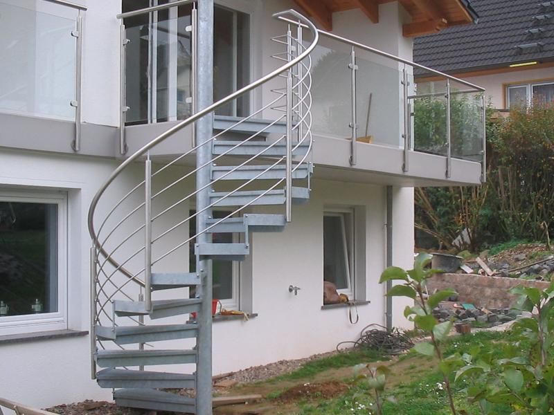 eine Wendeltreppe an der Seite eines Hauses