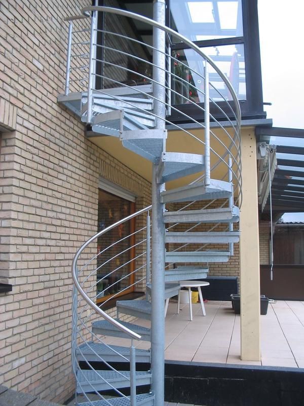 Eine Wendeltreppe befindet sich außerhalb eines Backsteingebäudes