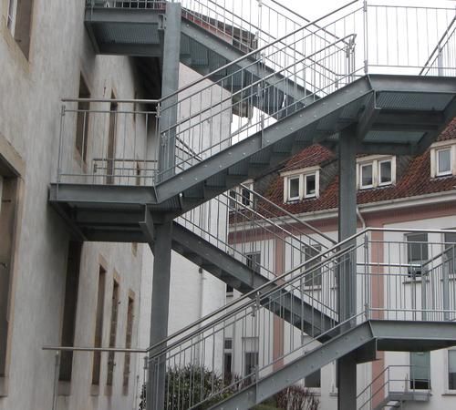 eine Treppe, die zur Spitze eines Gebäudes führt