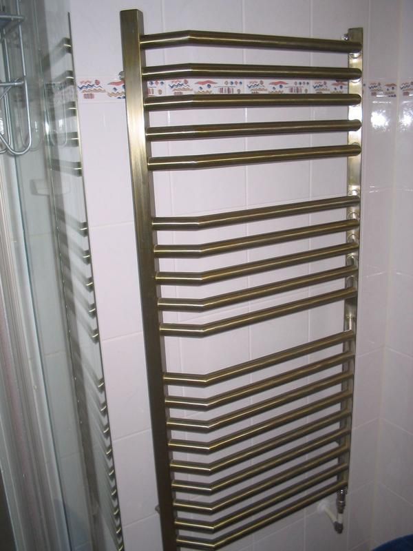 An der Wand im Badezimmer hängt ein Handtuchhalter.