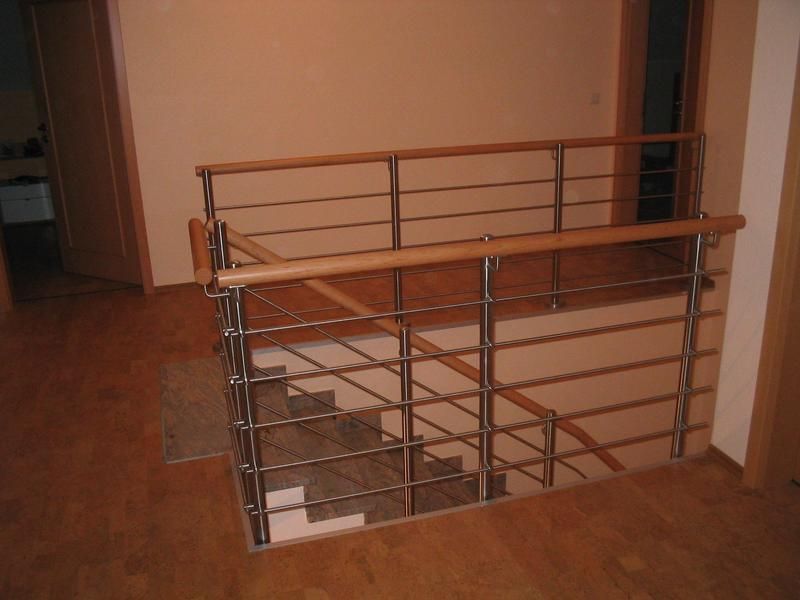 eine Treppe mit Metallgeländer und Holzhandläufen
