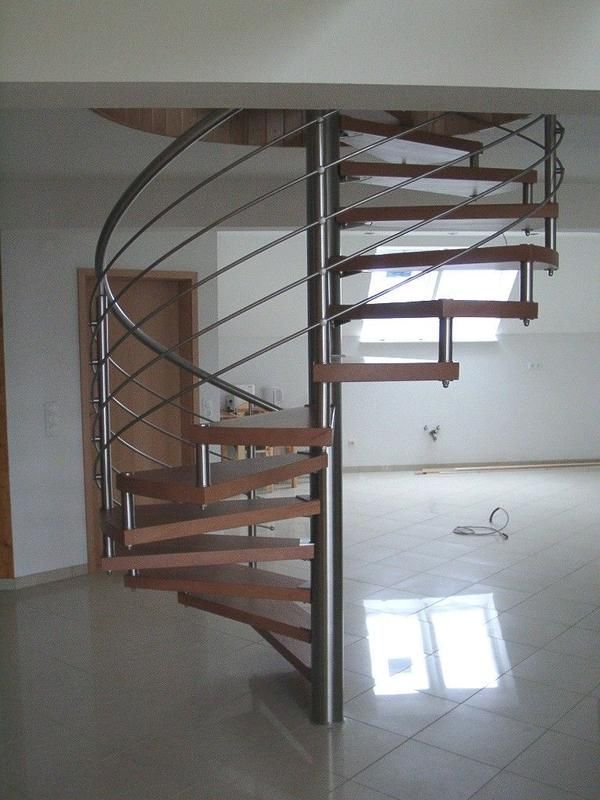 Eine Wendeltreppe mit Metallgeländer in einem leeren Raum