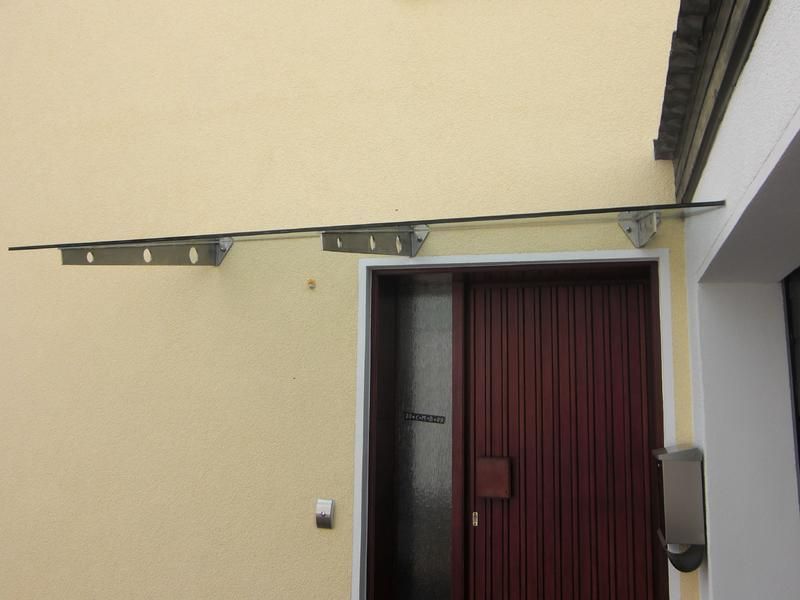 eine braune Tür mit einem Glasdach darüber