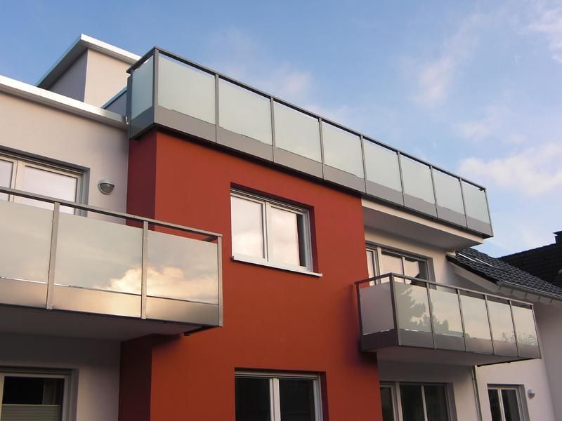 ein Gebäude mit einem Balkon an der Spitze