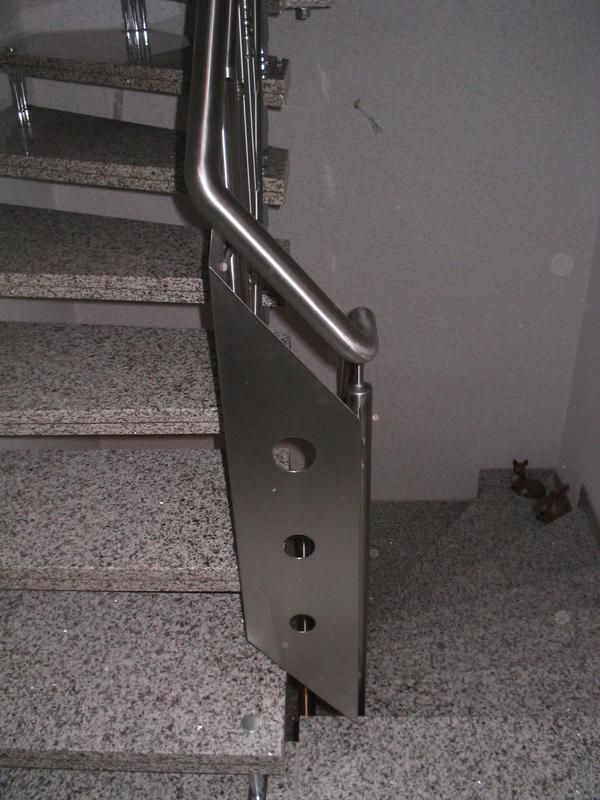 eine Treppe mit Edelstahlgeländer und Granitstufen