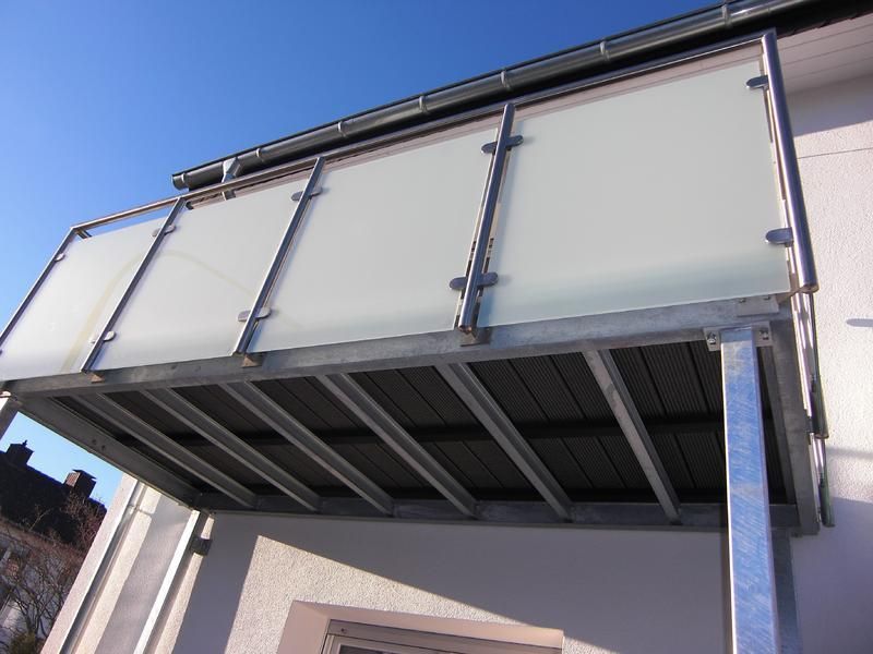 ein Balkon an der Seite eines Gebäudes mit einem blauen Himmel im Hintergrund