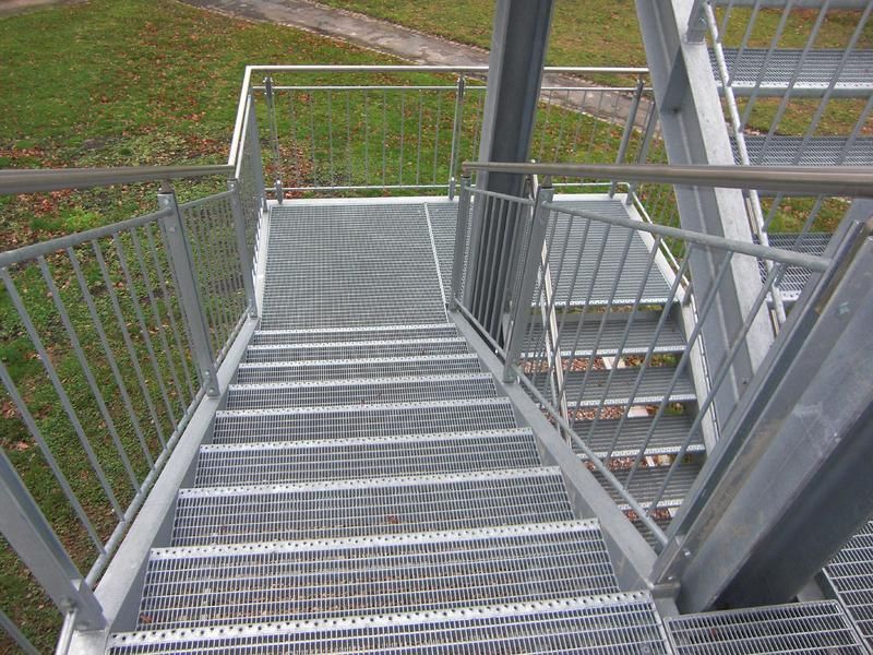 eine Reihe von Metalltreppen mit einem Metallgeländer