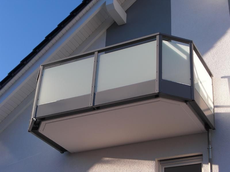 ein Balkon an der Seite eines Gebäudes mit einem blauen Himmel im Hintergrund