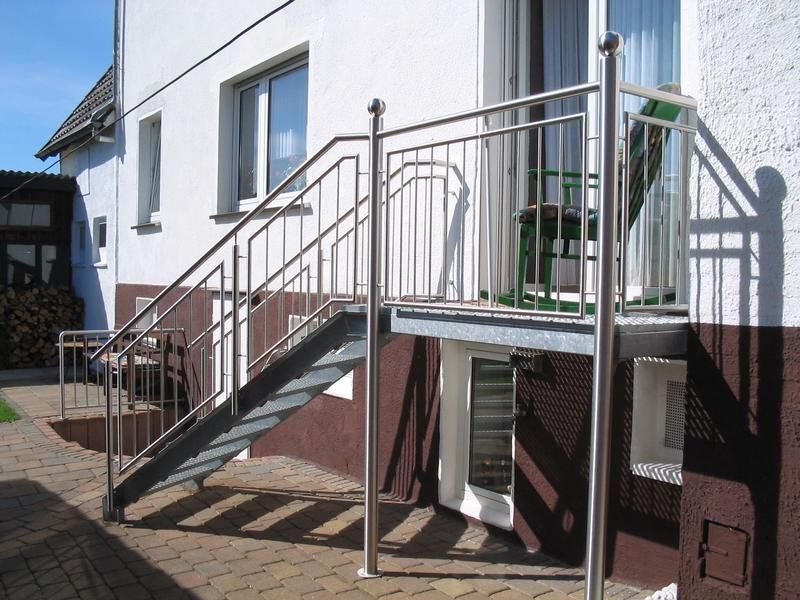 eine Treppe, die zu einem Balkon an der Seite eines Hauses führt
