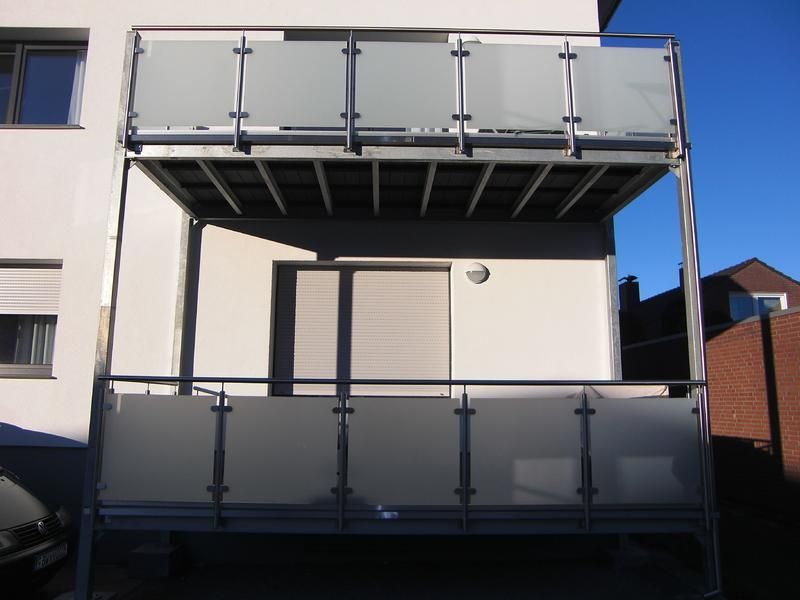 ein Balkon an der Seite eines weißen Gebäudes