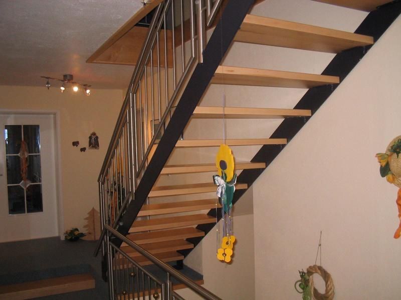 eine Treppe mit Holzstufen und einem Metallgeländer