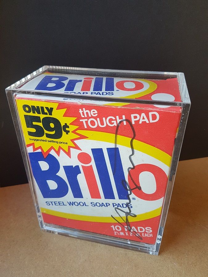 prodotto per la pulizia di espositori in plexiglass - Atelier Cornici e Restauri