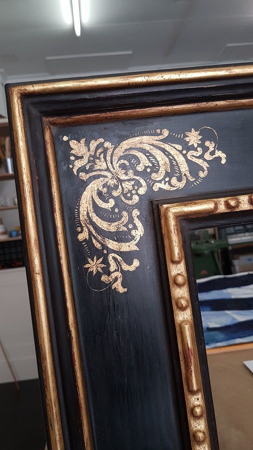 cornice con decorazione a mano - Atelier Cornici e Restauri