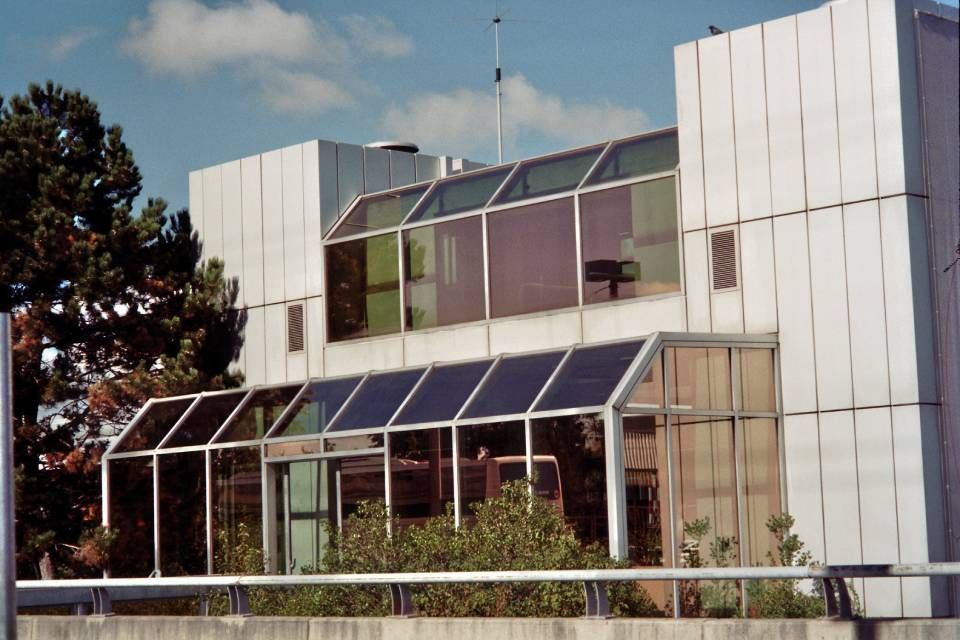 Un bâtiment avec beaucoup de fenêtres et de panneaux solaires