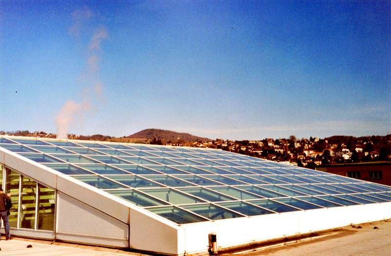 Un grand toit en verre d'où sort de la fumée