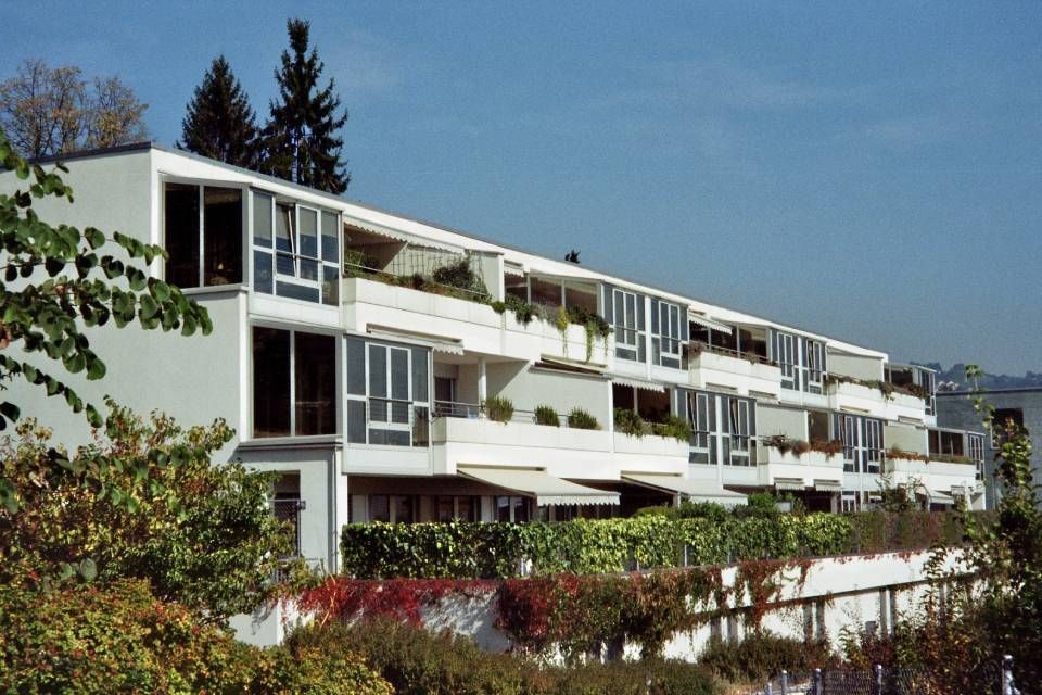 Un grand bâtiment blanc avec beaucoup de fenêtres et de balcons