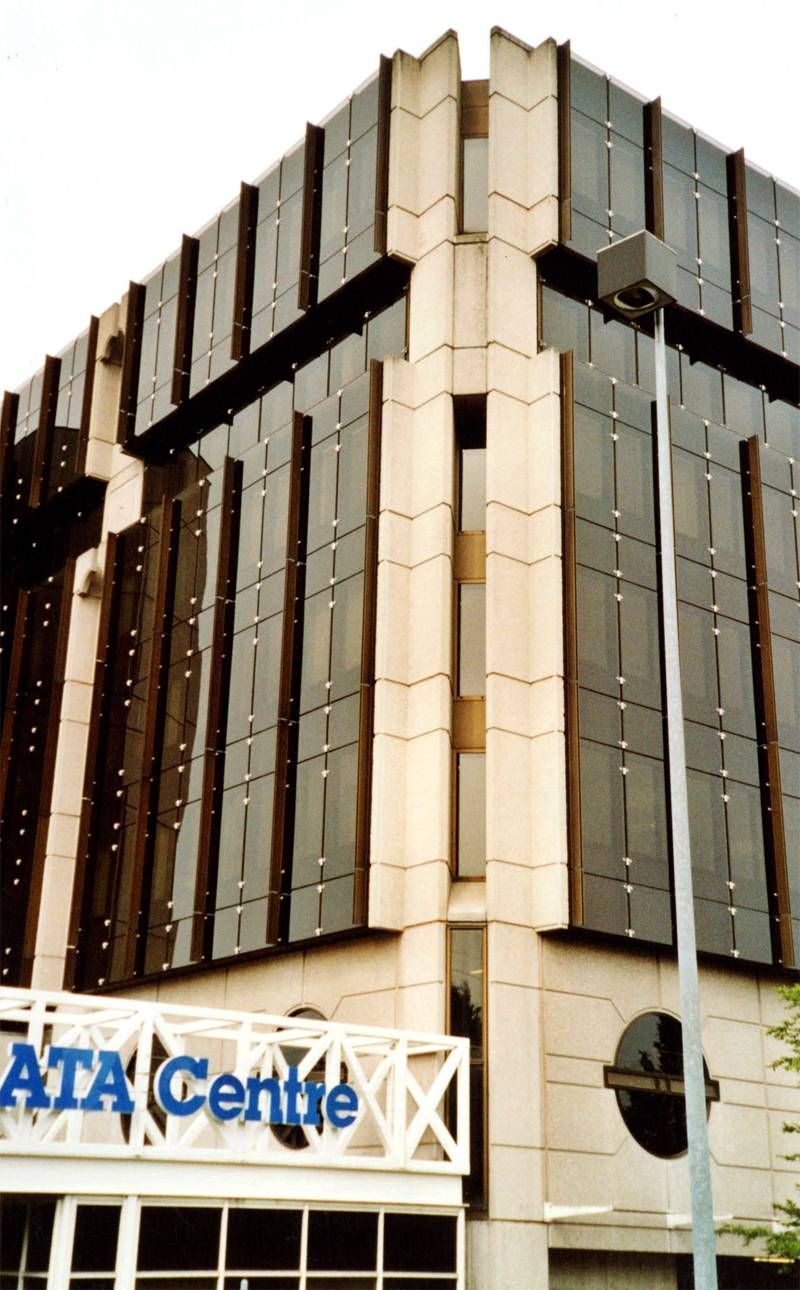 Un grand bâtiment avec un panneau indiquant 