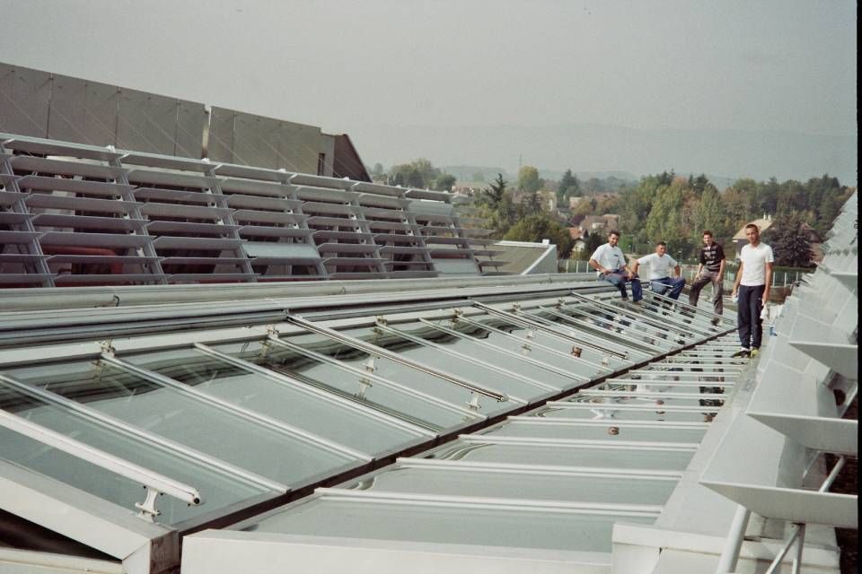Un groupe de personnes se tient sur le toit d'un immeuble
