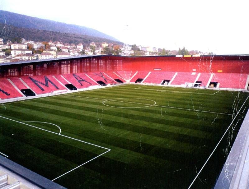 Un terrain de football avec la lettre m dessus