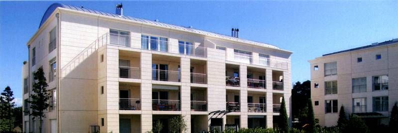 Un grand bâtiment avec beaucoup de fenêtres et de balcons