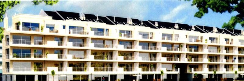 Un grand bâtiment avec beaucoup de fenêtres et de balcons