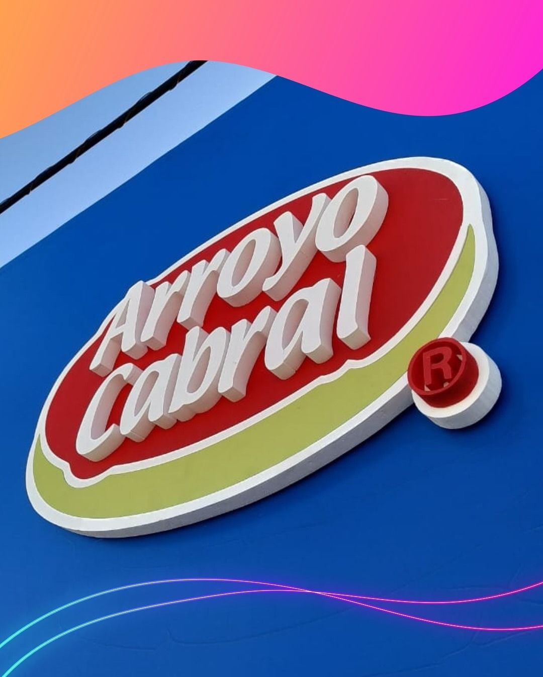 Logotipo de Arroyo Cabral sobre fondo azul, con texto blanco sobre un óvalo rojo. Se ve una pequeña 