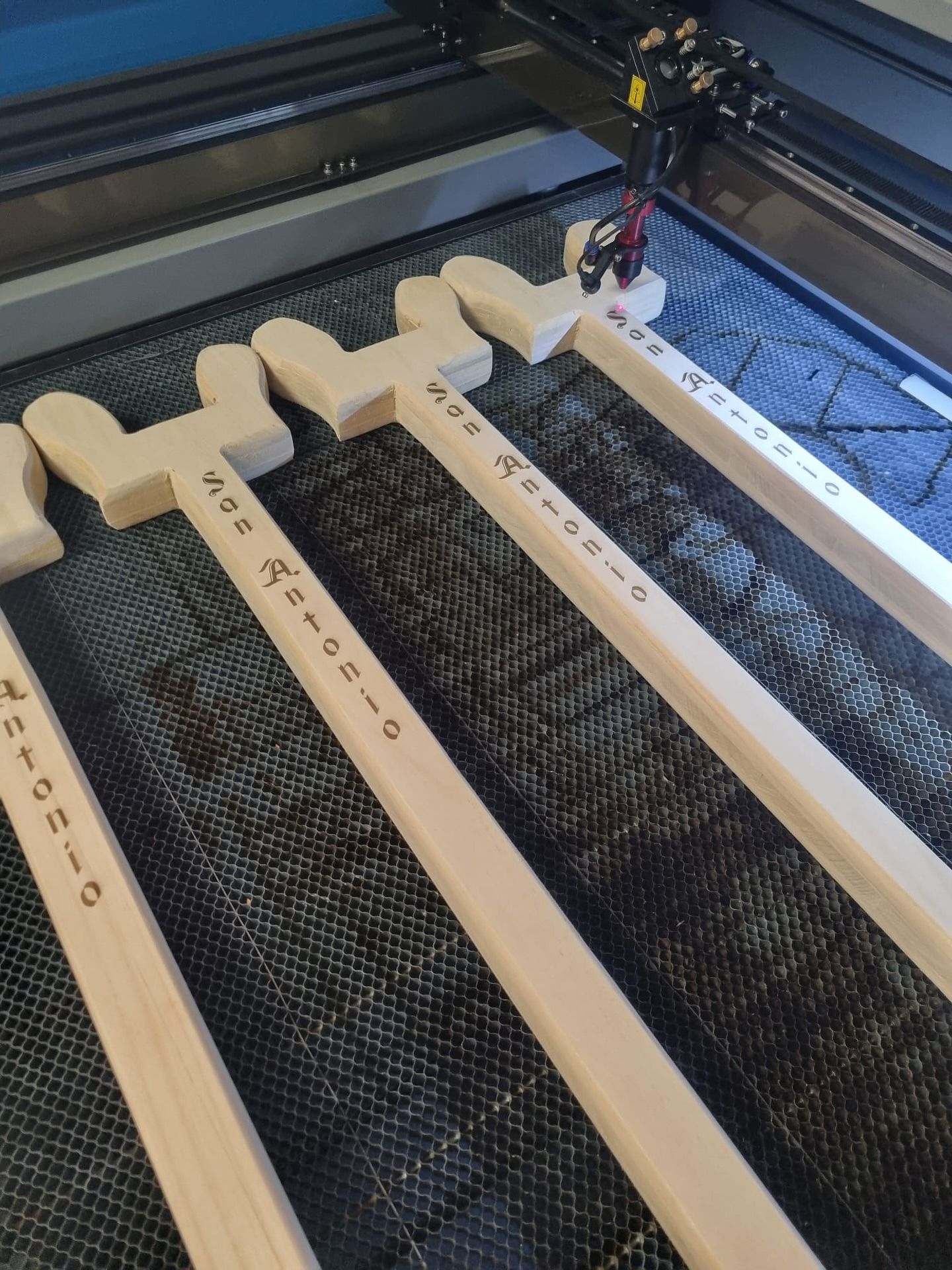 Mazos de madera grabados con láser, cada uno con el texto