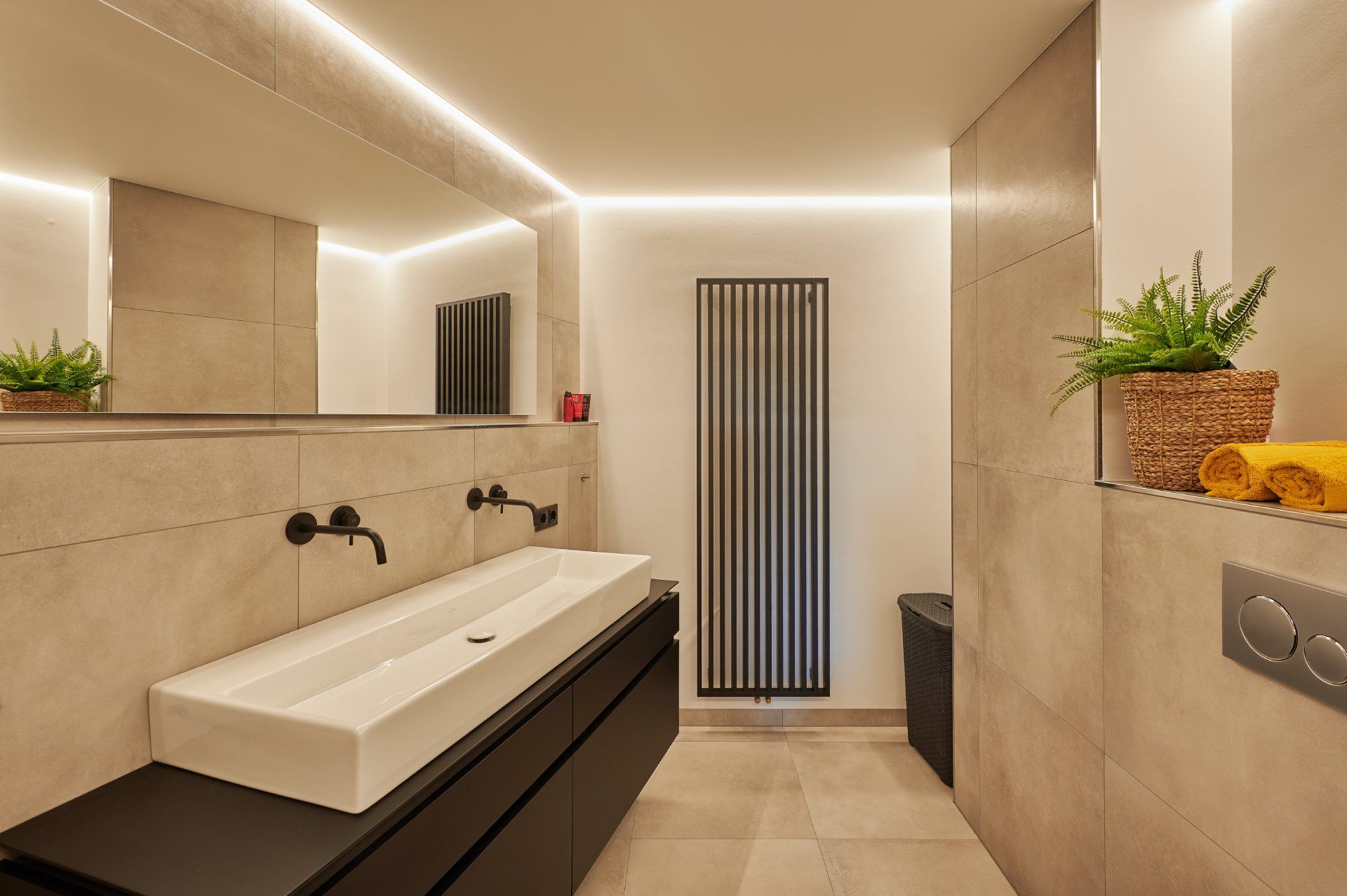 Modernes Badezimmer mit langem Spiegel und langem Waschbecken