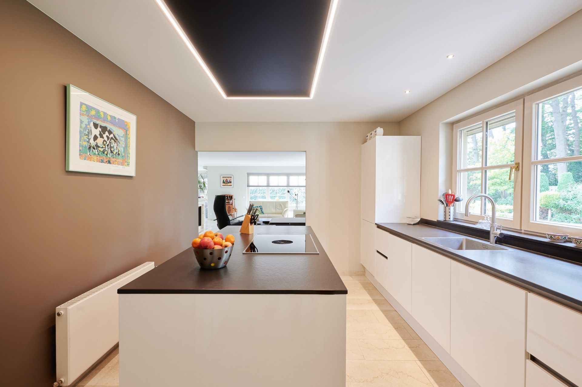 Moderne, weiße Küche mit Kochinsel