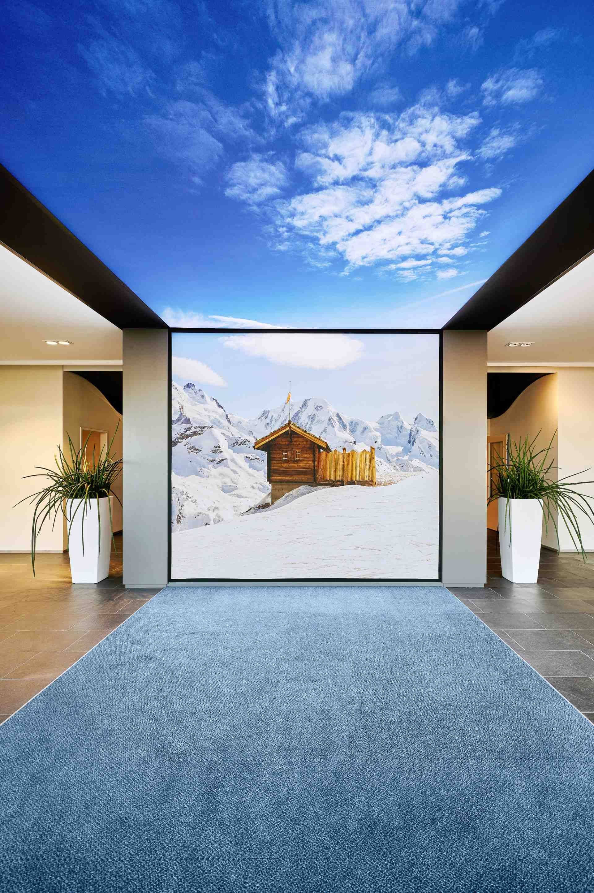 Eingangsbereich mit Decke und passendem Bild dazu an der Wand