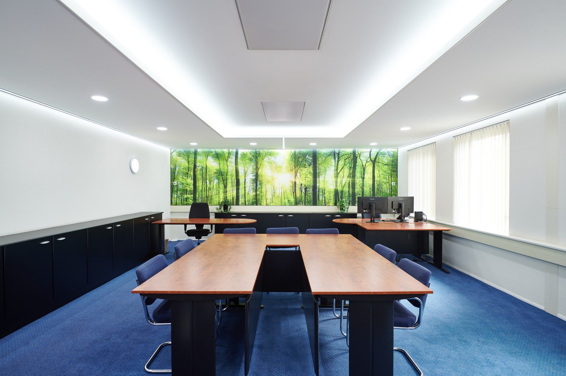 Heller Konferenzraum mit moderner Deckenbeleuchtung