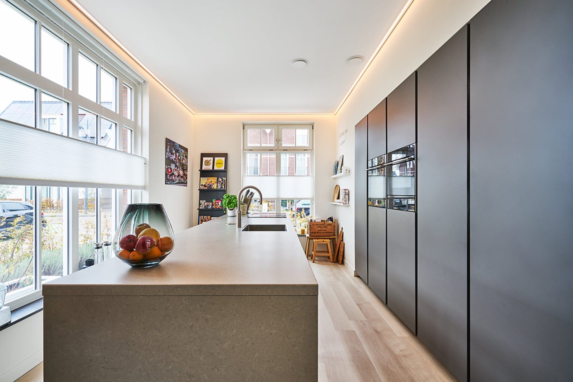 Große Küche mit Einbauschränken