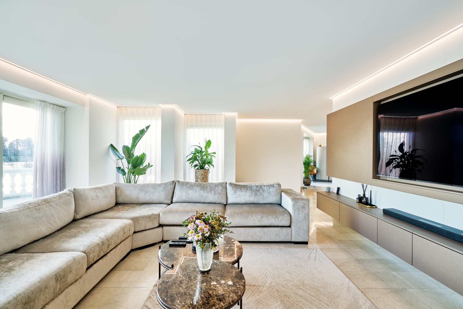 Modernes, großes Wohnzimmer mit weißer Decke