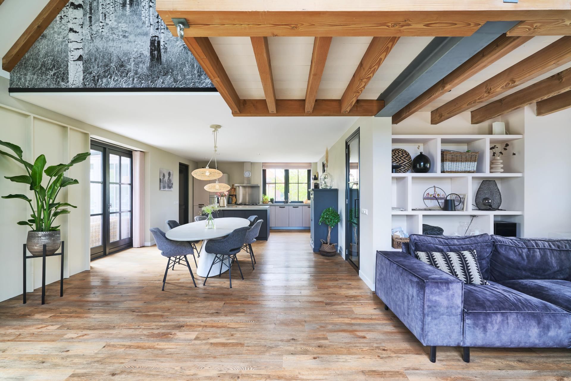 Weitläufiges Wohnzimmer mit einem Essbereich und weißer Decke