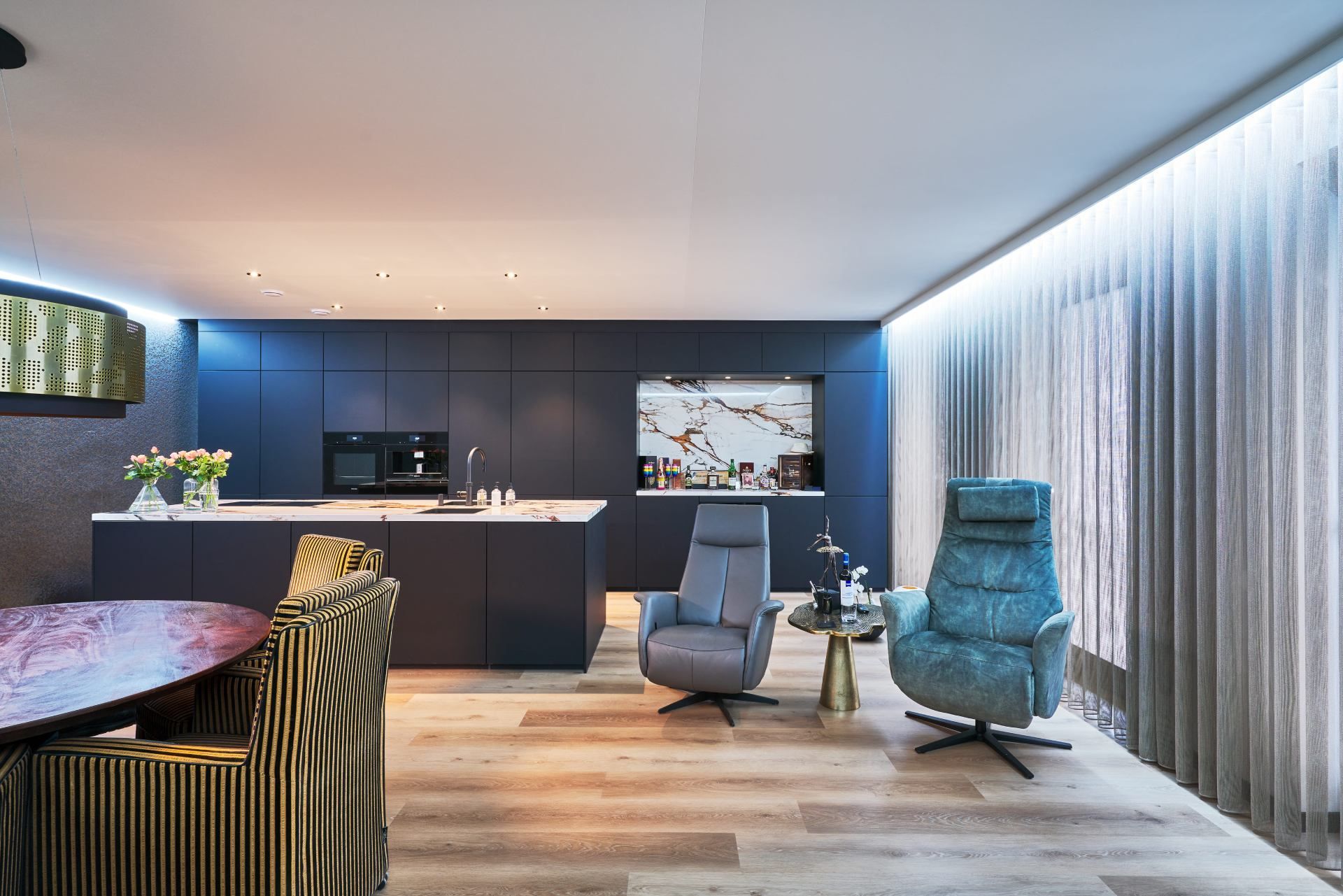 Elegante, schwarze und offene Küche mit weißer Decke