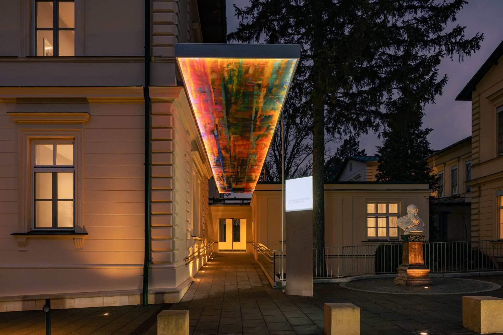 Leuchtendes Vordach mit Muster