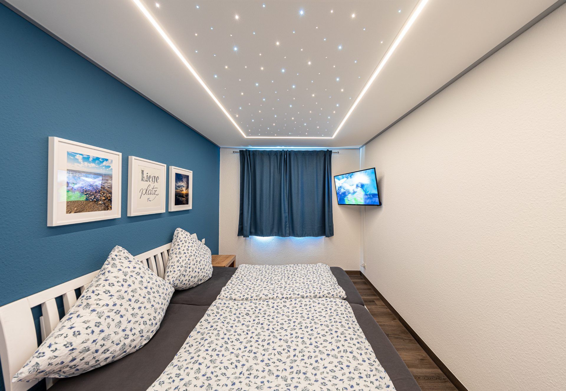 Modernes kleines Schlafzimmer mit Sternendecke