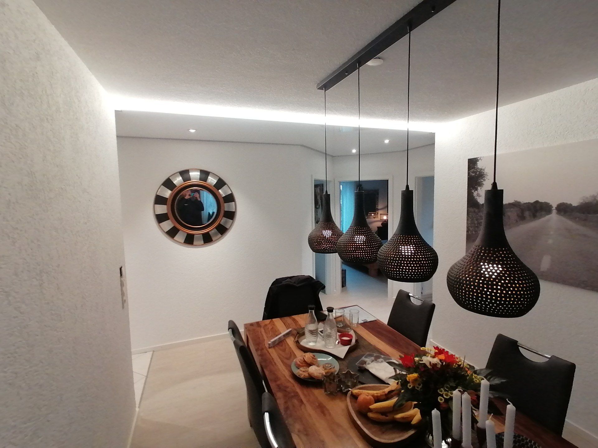 Essbereich mit einer modernen Decke mit eingebauten Lichtern