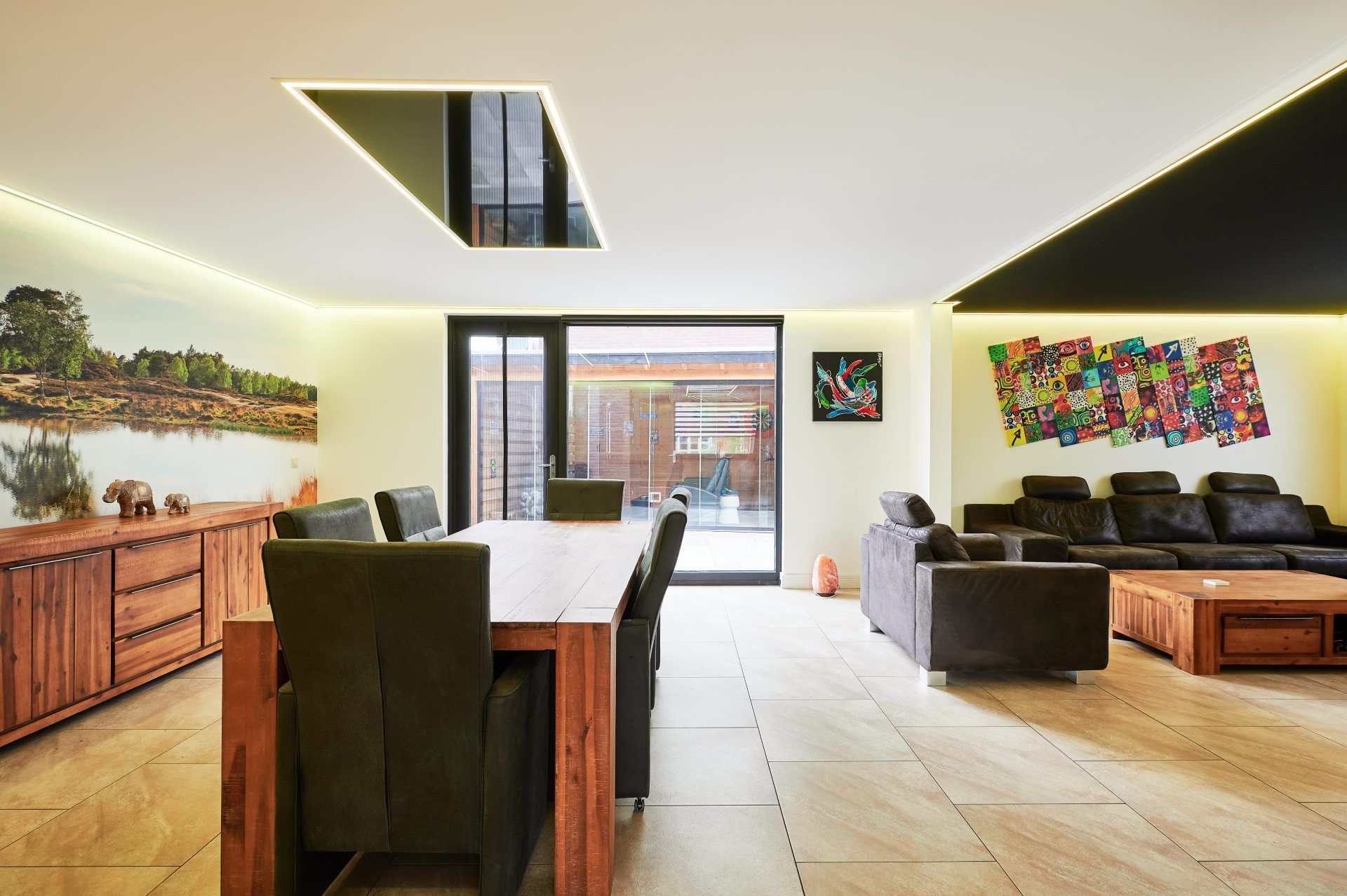 Offener Wohn- und Essbereich mit schöner Decke und einem Deckenspiegel