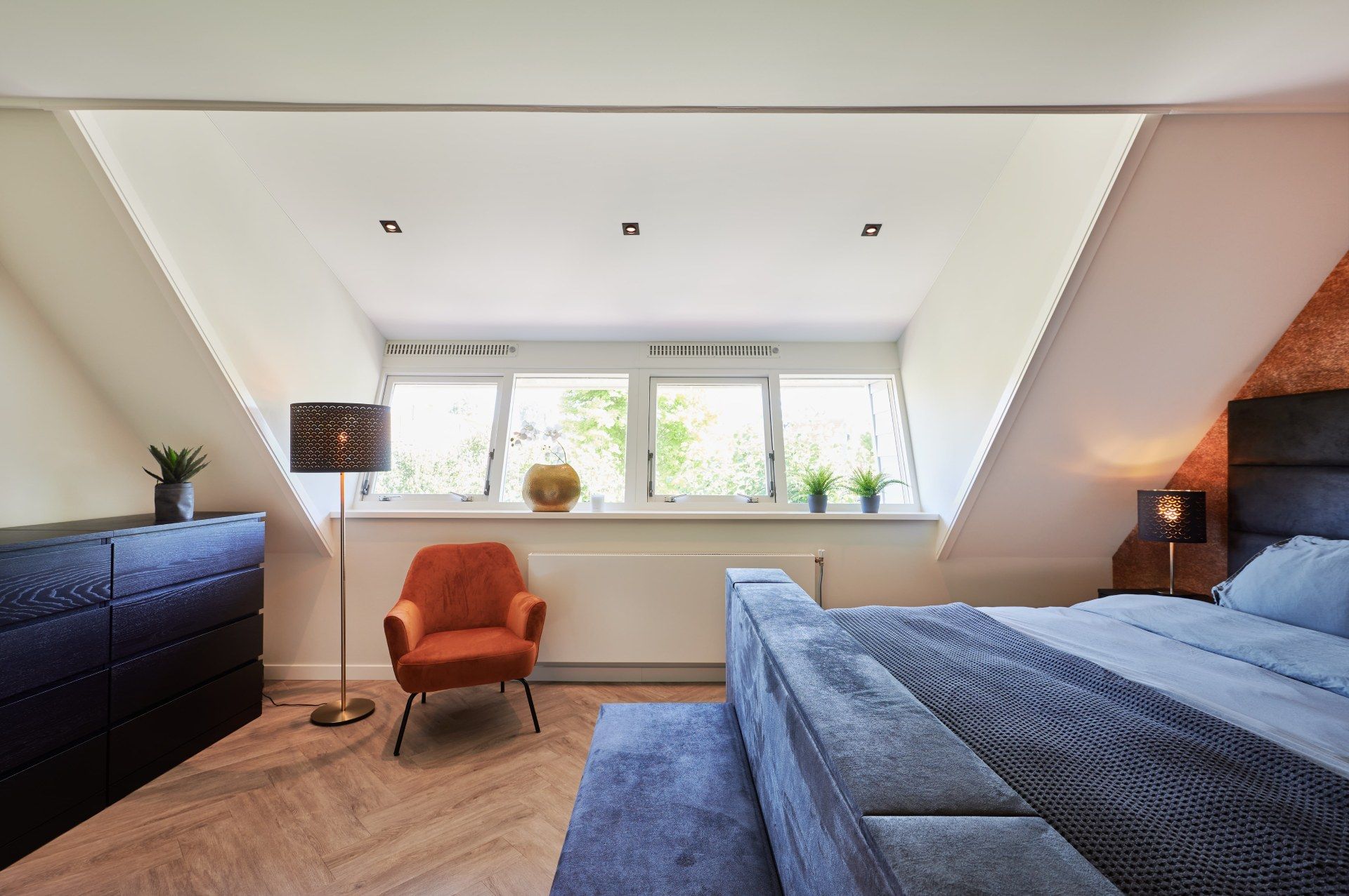 Ein modernes Schrägdach mit neuer Decke