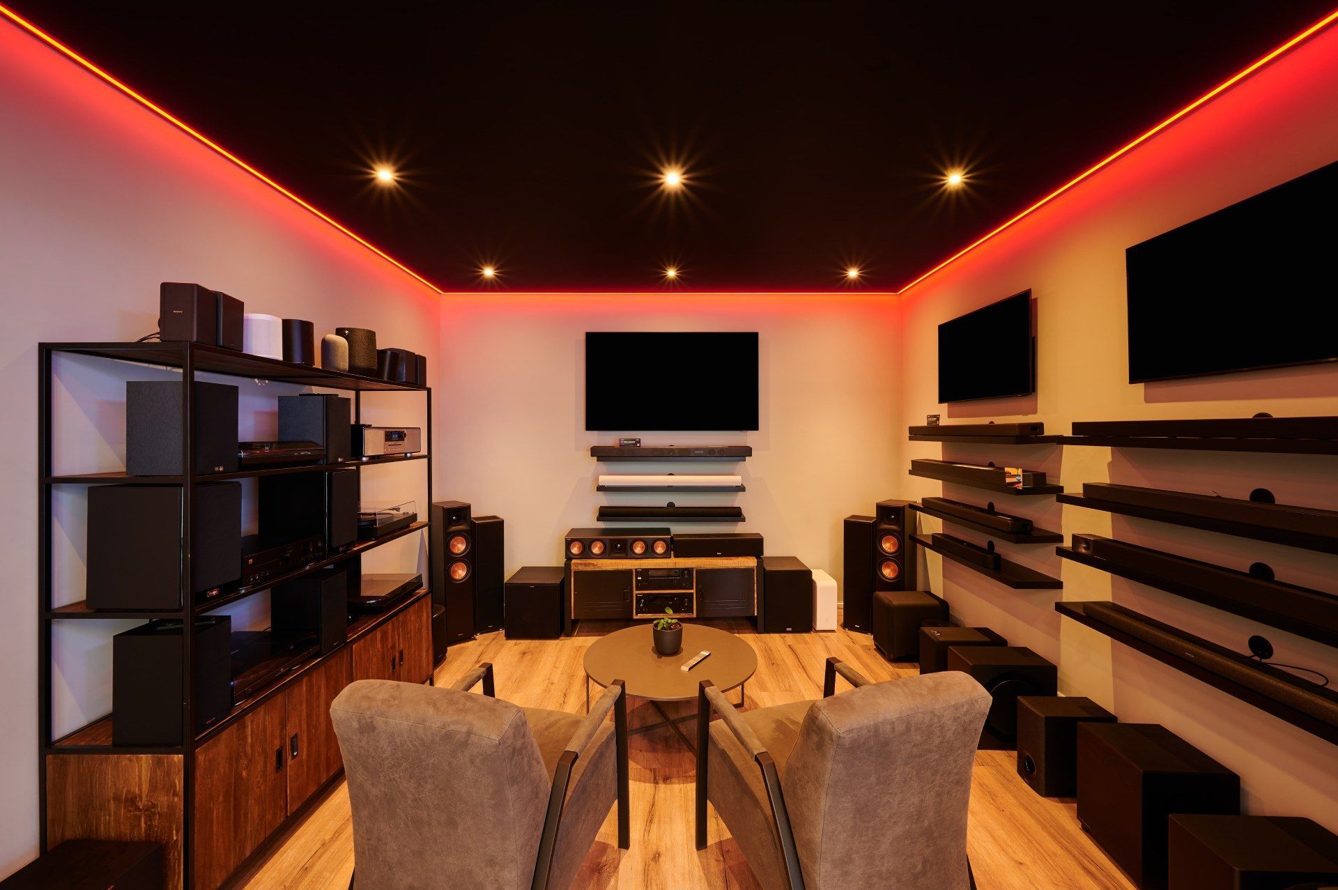 Ein schlichtes Multimedia-Zimmer mit dunkler Decke und LEDs
