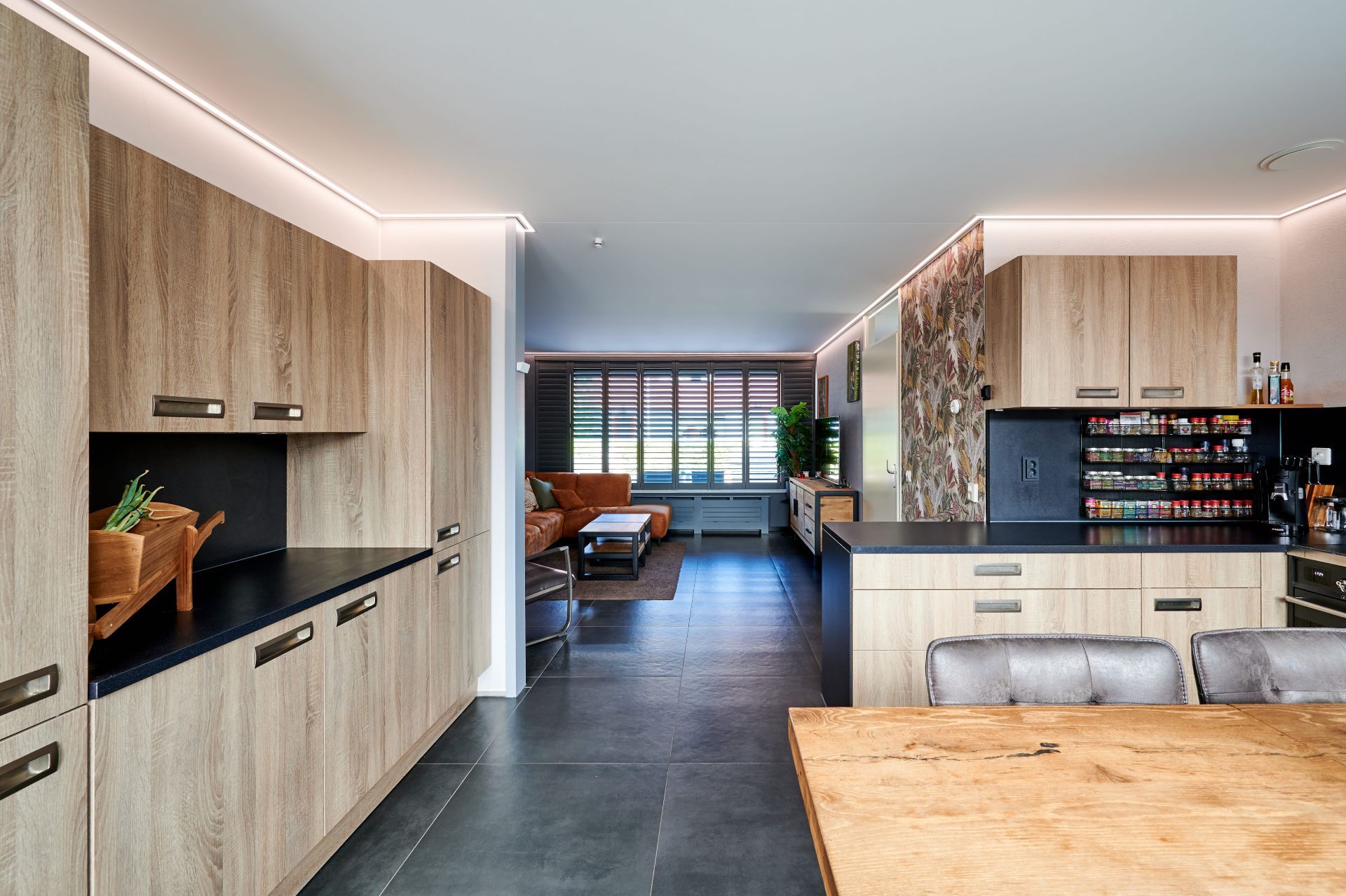 Moderne Küche im Holz-Design, die Decke ist mit Licht in den Ecken entlang