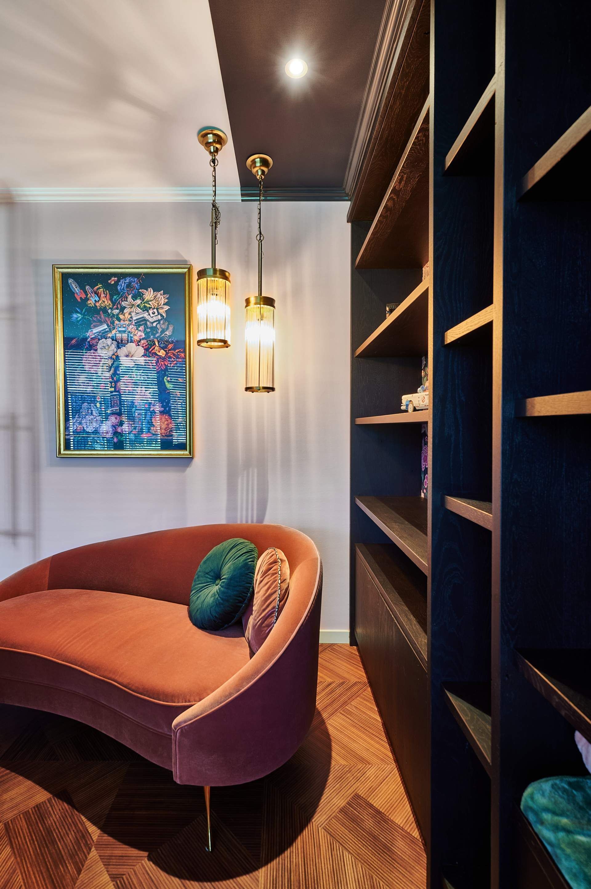 Ein Sessel steht in einem Lesezimmer im Vintage-Look