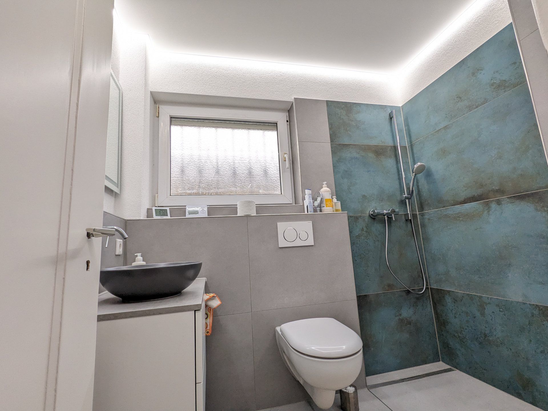 Kleines, modernes Badezimmer